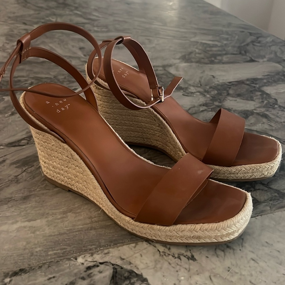 Wedge sandals, tan